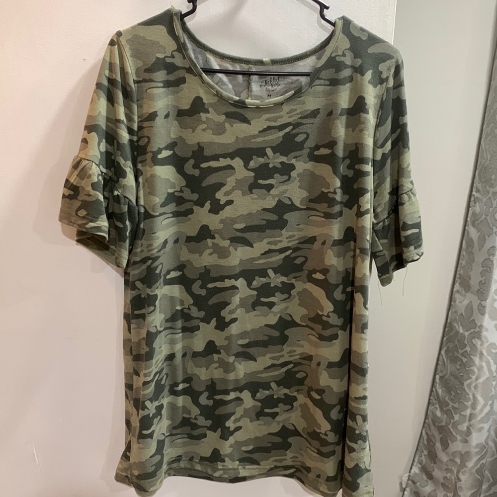 Medium camo top. Worn twice. In great condition with ruffled accent to sleeve